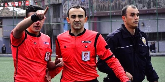 Kart gördü, hakemin burnunu ısırdı