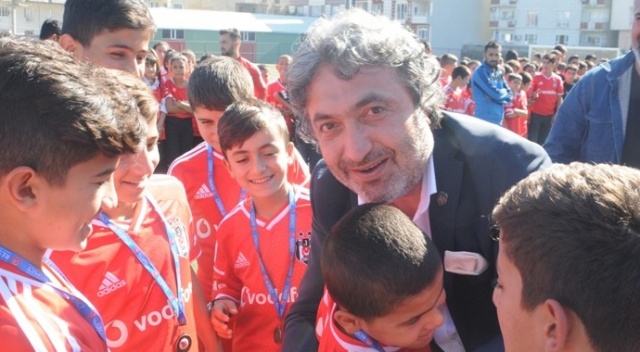 Kartal 10 bin Cizreli çocuğa forma dağıttı