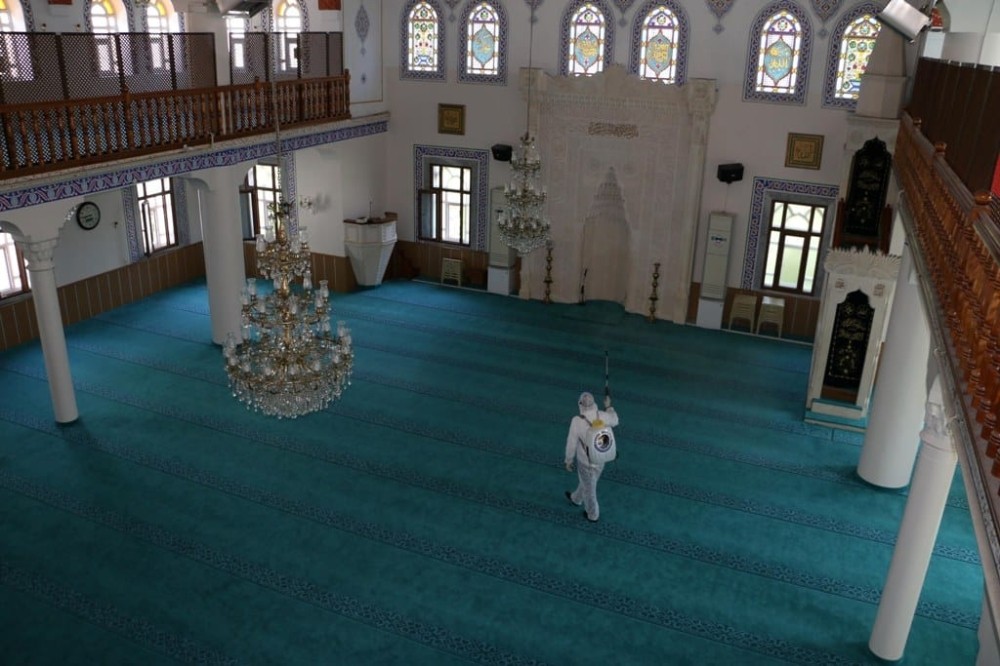 Kartal Belediyesinden 29 Mayıs’ta açılacak camilerde dezenfekte çalışması 