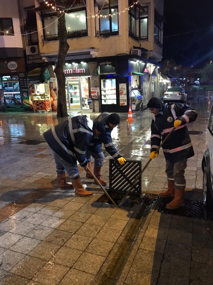 Kartal Belediyesi’nden sağanak yağış mesaisi 