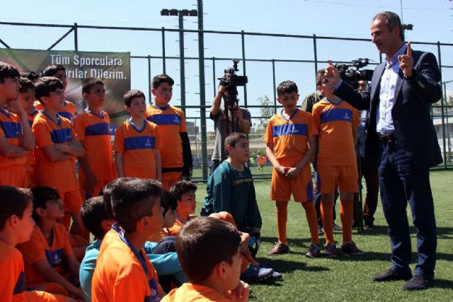 Kartal geleceğin futbolcularıyla buluştu