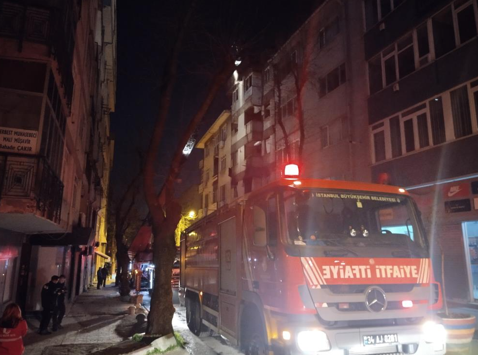 Kartal'da 6 katlı binada korkutan yangın