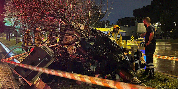Kartal’da ağaca çarpan araç ikiye bölündü