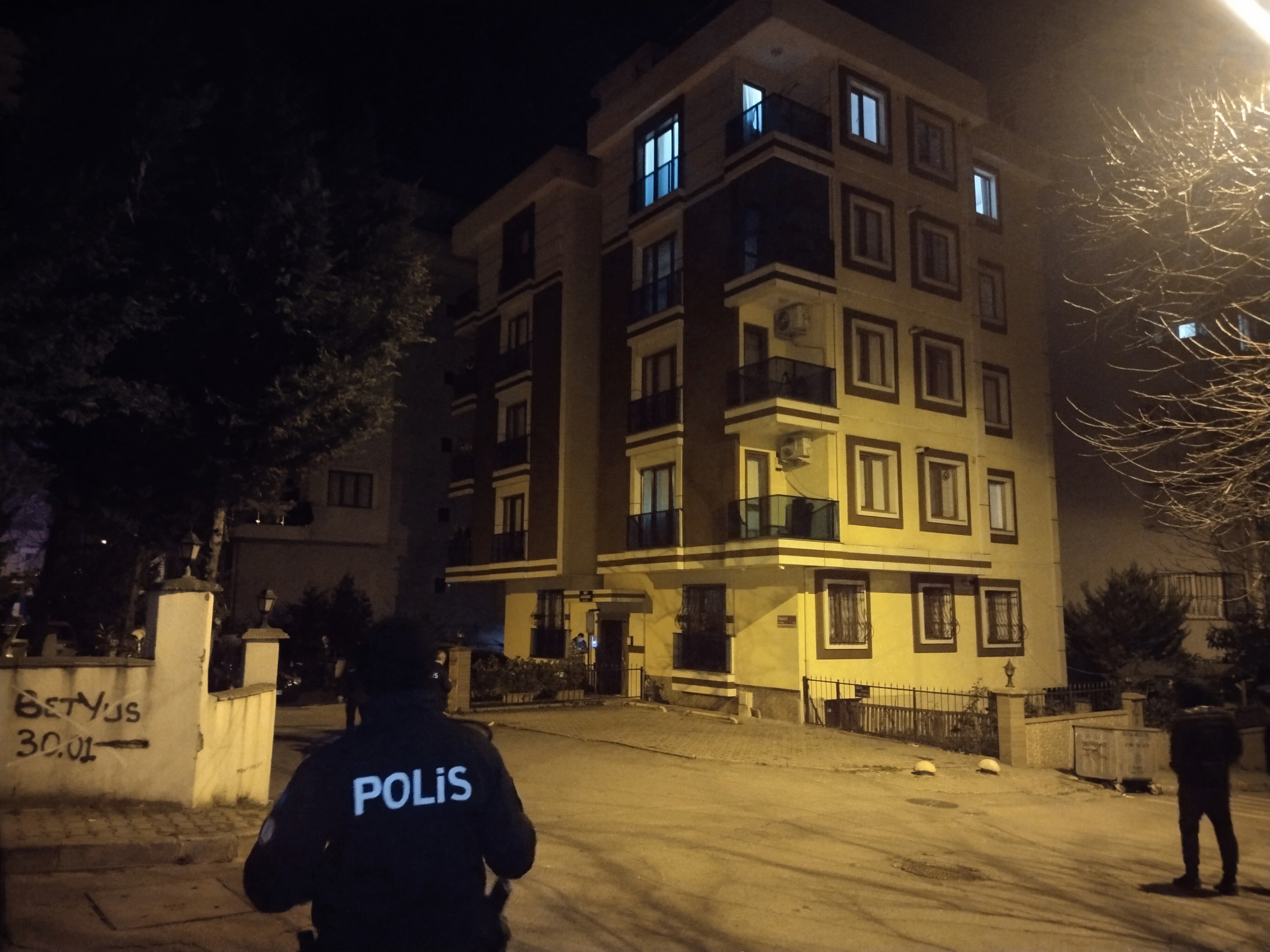 Kartal'da akli dengesi bozuk adam annesi ve erkek kardeşini rehin aldı