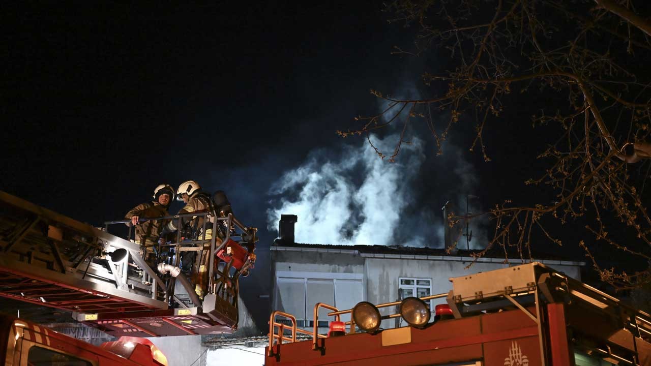 Kartal'da apartmanda yangın! 2 kişi dumandan etkilendi