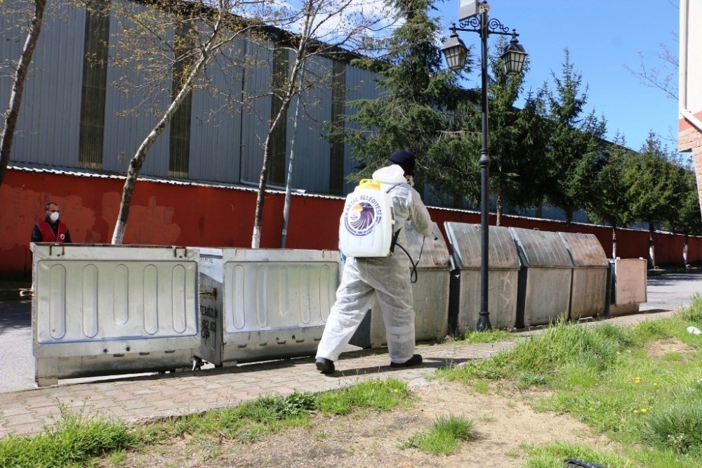Kartal’da bulunan çöp konteynerleri ve geri dönüşüm kumbaraları ilaçlandı 