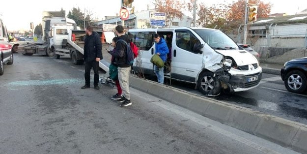 Kartal'da engellileri taşıyan minibüs ile otomobil çarpıştı: 5 yaralı