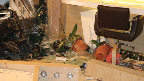 Kartal'da gece yarısı şoke eden kaza! Dükkan bu hale geldi