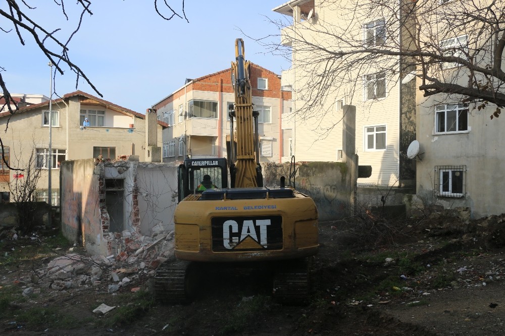 Kartal’da Hürriyet Mahallesi’nde metruk bina yıkıldı 