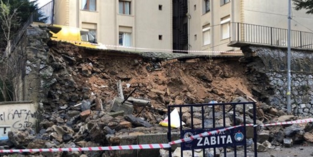Kartal'da istinat duvarı çöktü
