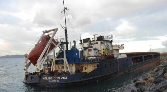 Kartal'da karaya oturan gemiler kurtarılmayı bekliyor