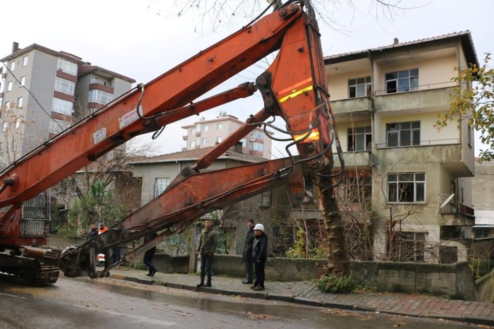 Kartal’da metruk yapıların yıkımı devam ediyor 