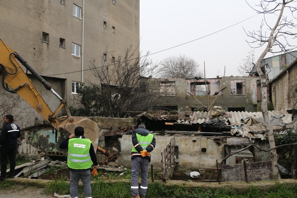 Kartal’da metruk yapıların yıkımı devam ediyor 