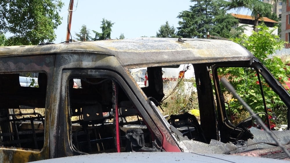 Kartal’da otoparkta çıkan yangında çok sayıda araç kül oldu 
