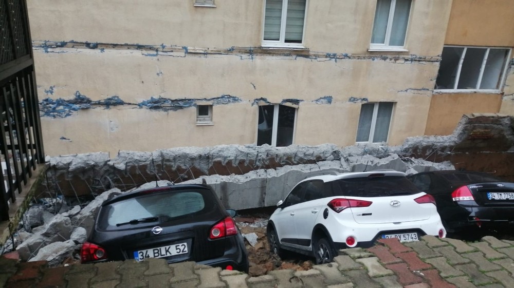 Kartal’da site otoparkında istinat duvarı çöktü 
