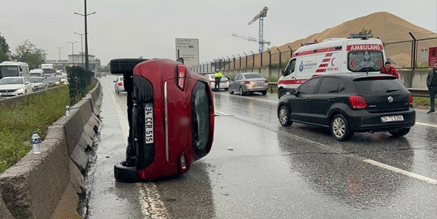 Kartal’da su birikintisinden ötürü kontrolden çıkan araç takla attı