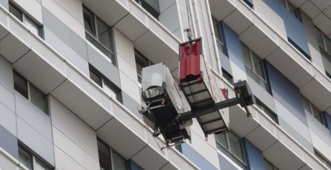 Kartal'da vinç halatı koptu: 2 kişi yaralandı