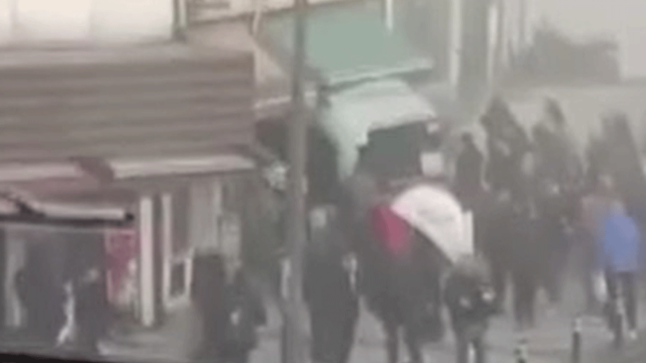 Kartal'da yolcu minibüsü kuaföre daldı: Yaralılar var!