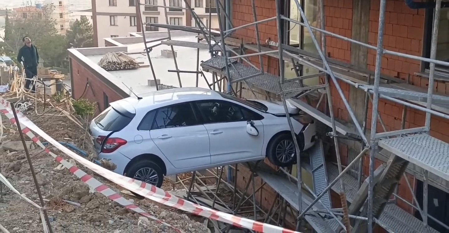 Kartal'da yoldan çıkan otomobil inşaat ile duvar arasında asılı kaldı