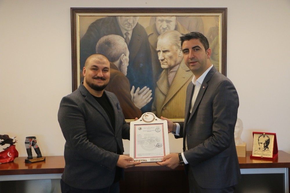 Kartallı esnafların ruhsatı Başkan Yüksel’den 