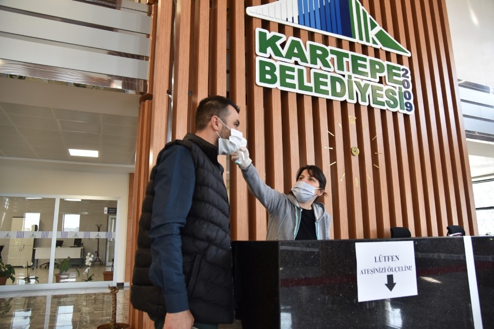 Kartepe Belediyesi girişine ateş ölçerli önlem 