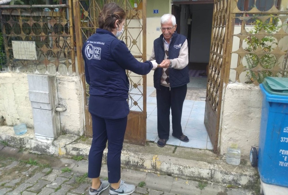 Kartepe Belediyesi, yaşlıların ihtiyaçlarını karşılıyor 