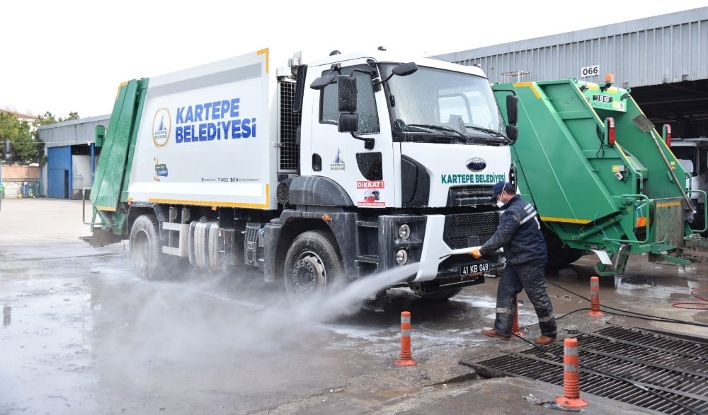 Kartepe’de çöp kamyonları her gün dezenfekte ediliyor 