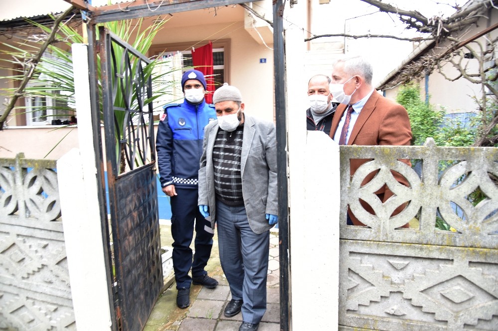 Kartepe’de evden çıkamayan yaşlıların yardımına zabıta ekipleri koşuyor 