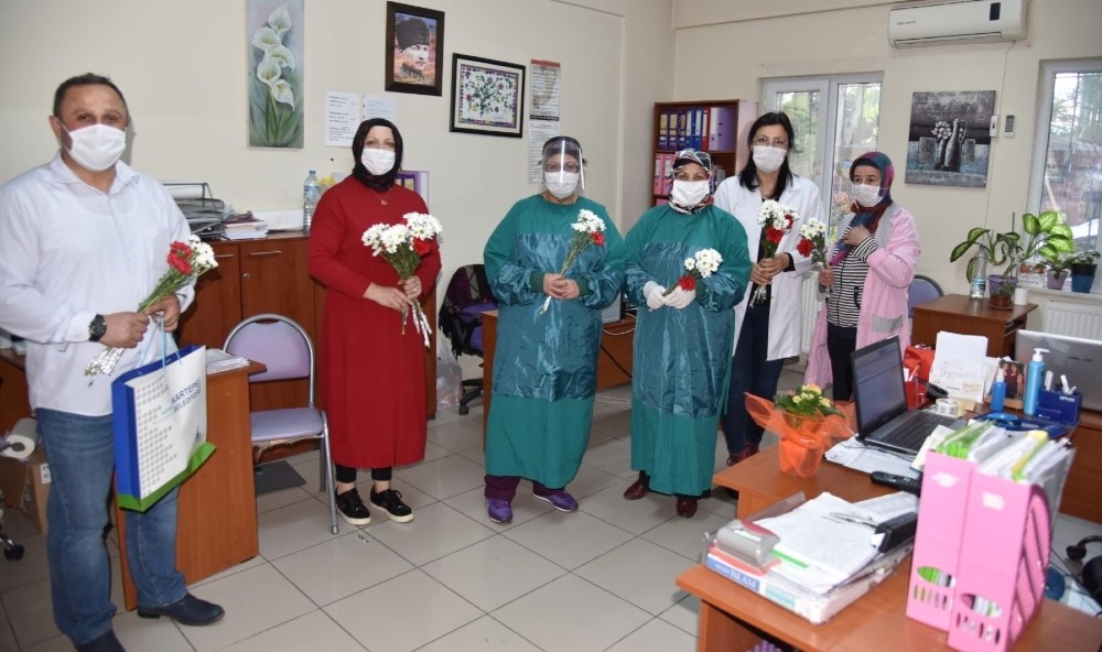 Kartepe’de görev yapan sağlıkçı anneler unutulmadı 