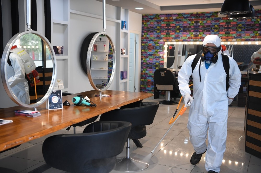 Kartepe’de kuaförler açılış için hazırlandı 