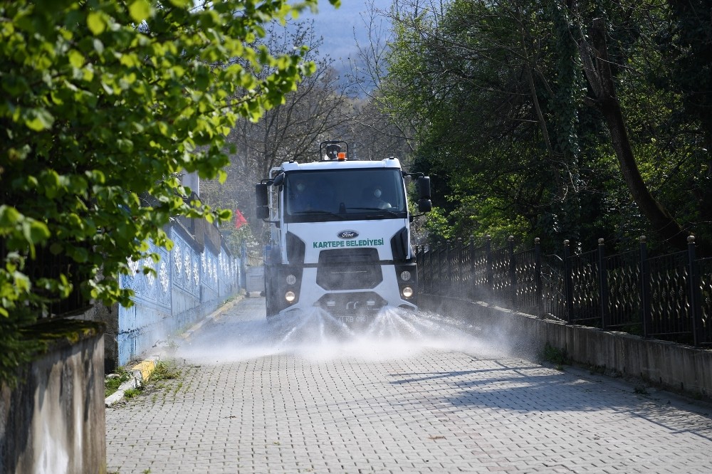 Kartepe’de mahalle temizlikleri sürüyor 