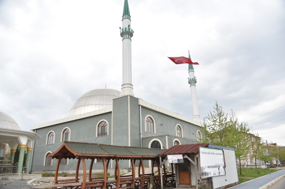 Kartepe’de minareler ay yıldızla donatıldı 