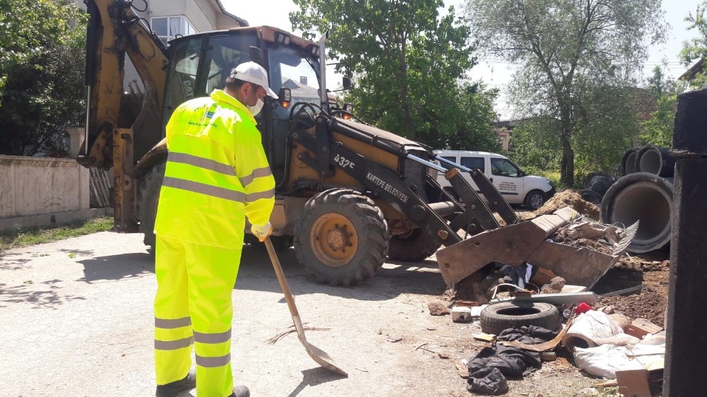 Kartepe’de moloz atıkları toplanmaya devam ediyor 