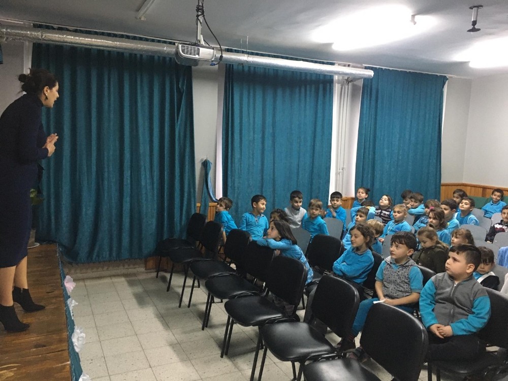 Kartepe’de öğrencilere geri dönüşümün önemi anlatılıyor 