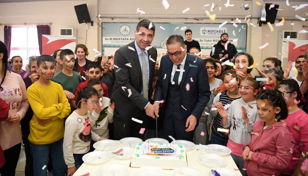 Kartepe’de özel bireylere doğum günü partisi 