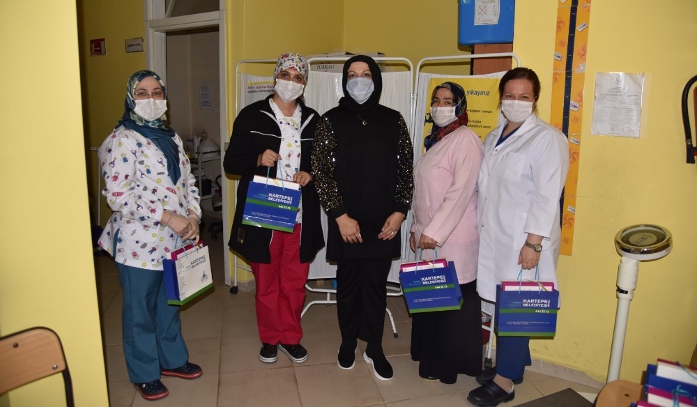 Kartepe’de sağlık çalışanlarına bayram hediyesi 
