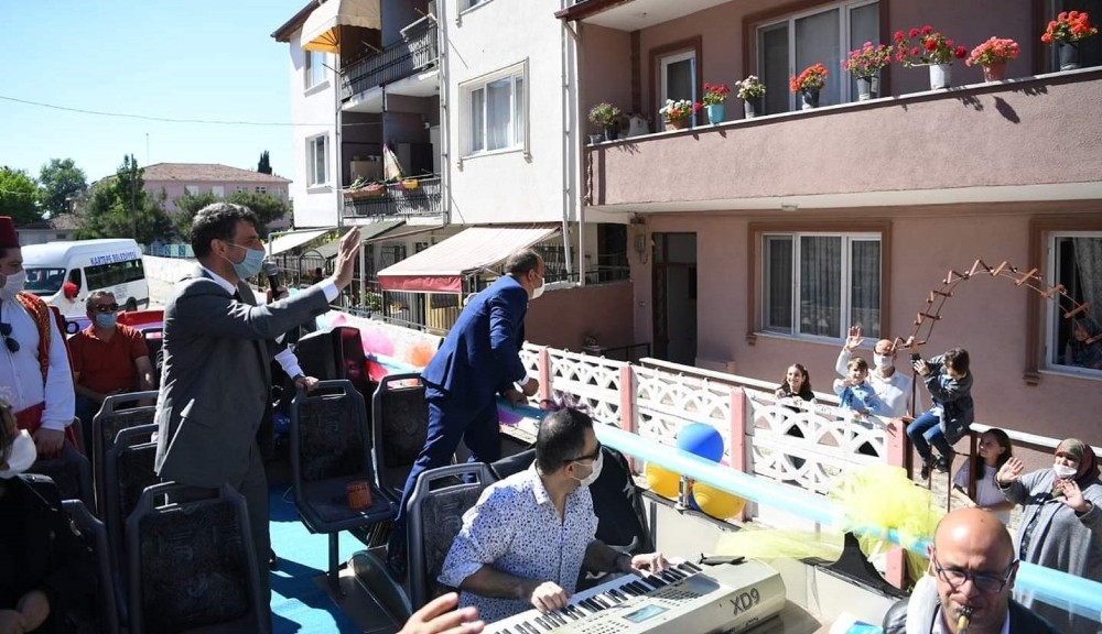 Kartepe’de seyyar konser bayrama neşe kattı 