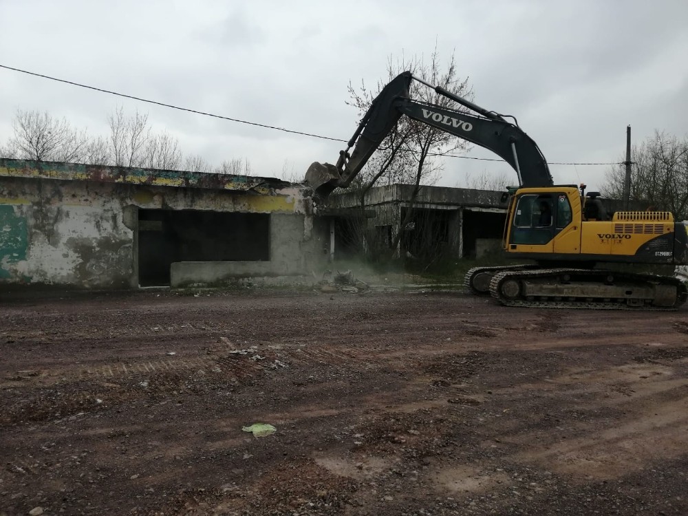 Kartepe’de tehlike saçan 2 metruk bina yıkıldı 