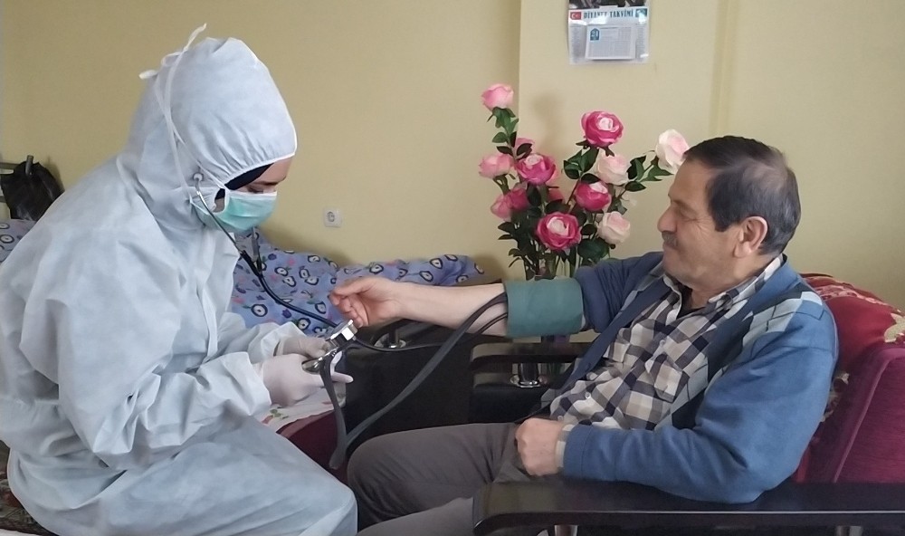 Kartepe’de yaşlıların bakımları titizlikle yapılıyor 