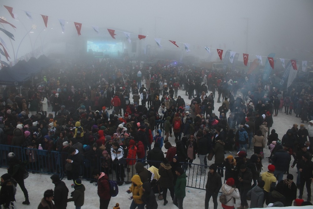 Kartepe’deki kar festivaline vatandaşlar akın etti 