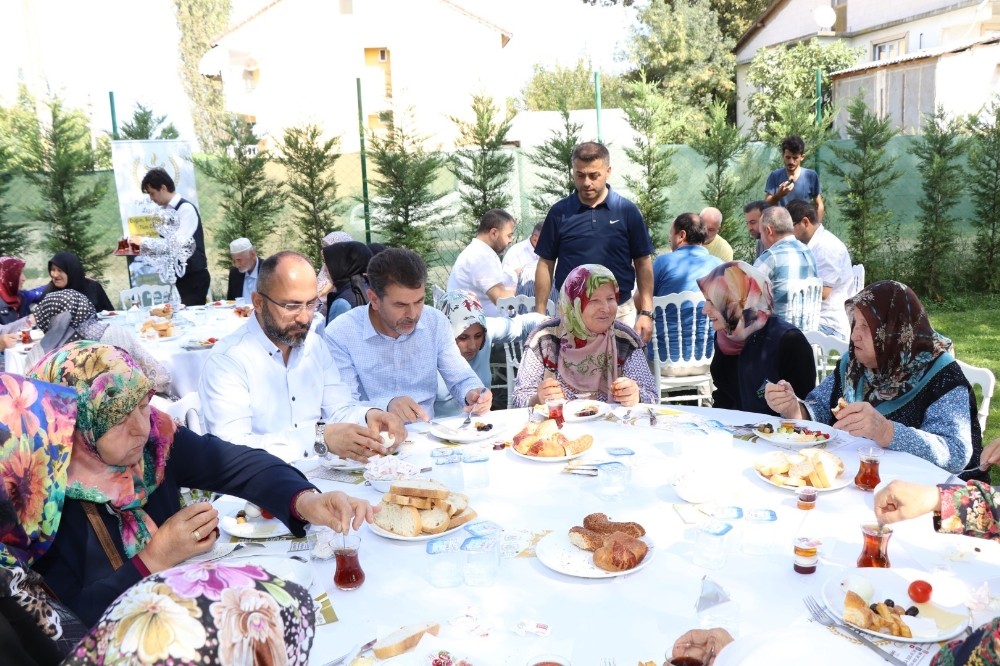 Kartepeli büyükler kahvaltıda buluştu 