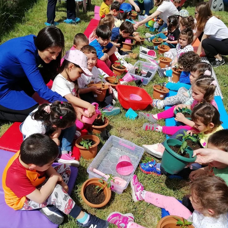 Kartepeli çocuklar, fidanları toprakla buluşturdu 