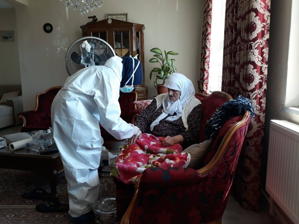 Kartepeli yaşlıların bakımları evlerinde yapılıyor 