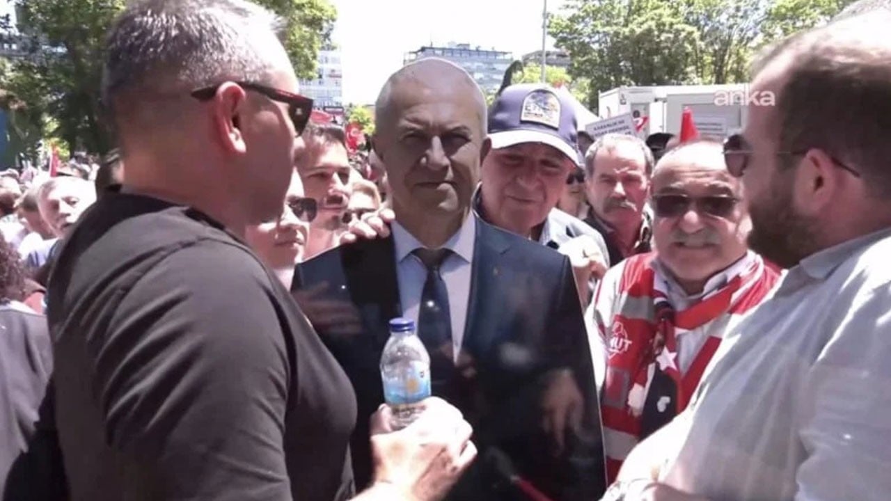 Karton başkan safını belli etti! CHP’li belediye başkanı Özgür Özel'in mitingine maketini yolladı!