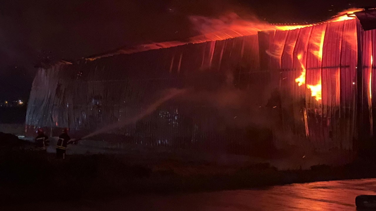 Karton üretim tesisinde yangın! Fabrikaya yıldırım düştü