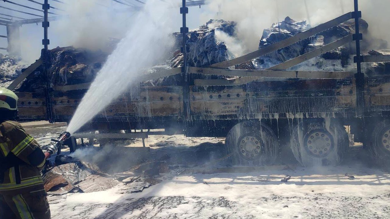 Karton yüklü tır alev alev yandı