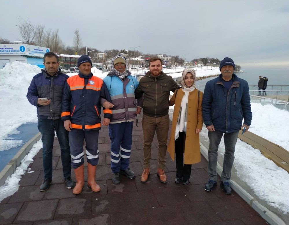 Kartopu oynarken kaybettikleri nişan yüzüğünü belediye işçisi buldu 