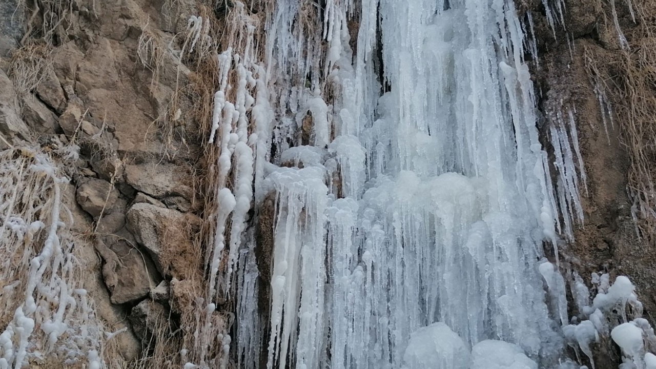Kartpostallık görüntüler! Şelaleler buz tuttu