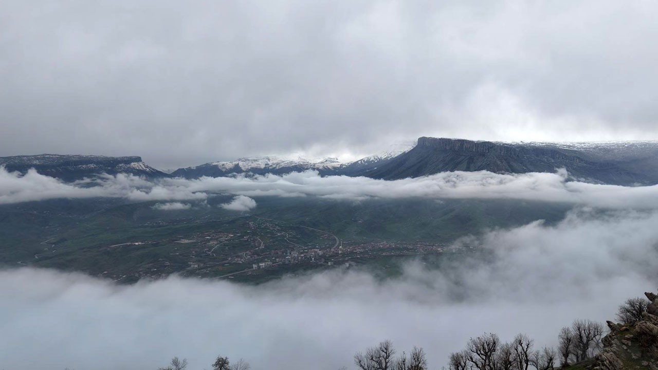 Kartpostallık manzara! Sis dağları yuttu