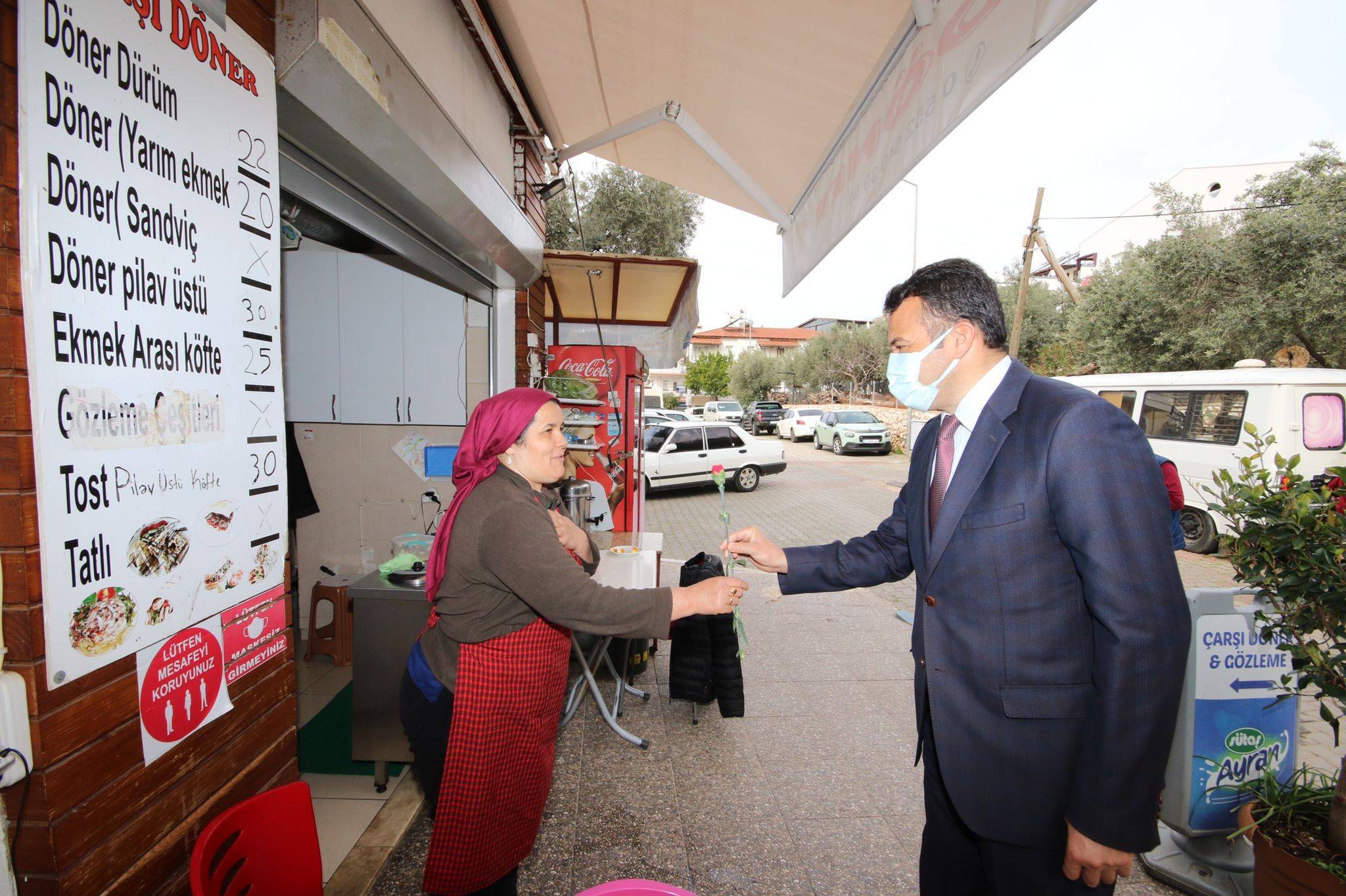 Kaş Belediye Başkanı Dünya Kadınlar Günü’nde çiçek dağıttı